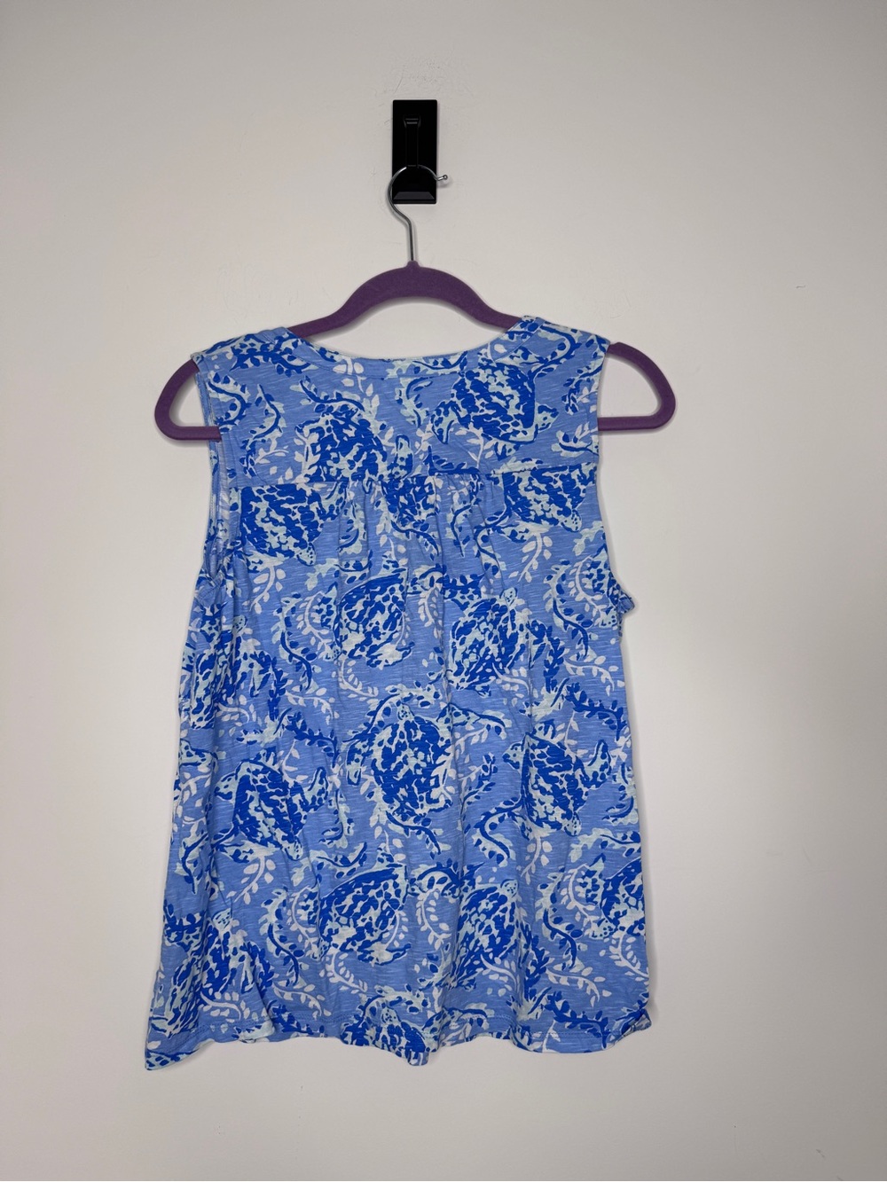 Lilly Pulitzer Blue & White Floral Sleeveless V-Neck Tank - Picture 3 of 7